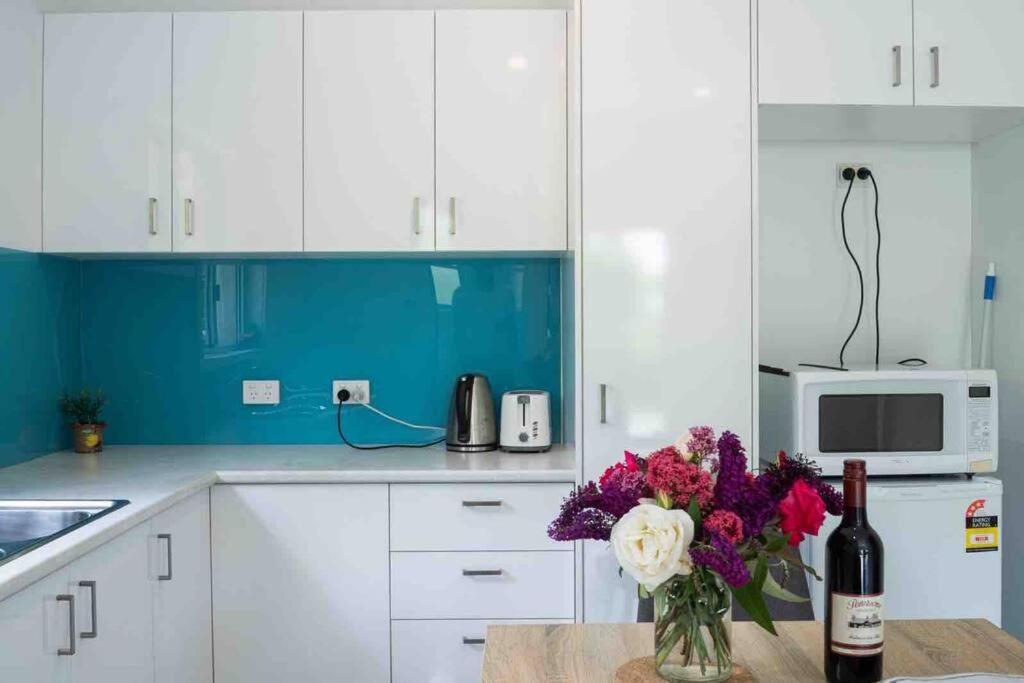 Apartment Garden-nestled Granny Flat Between Winery And Town